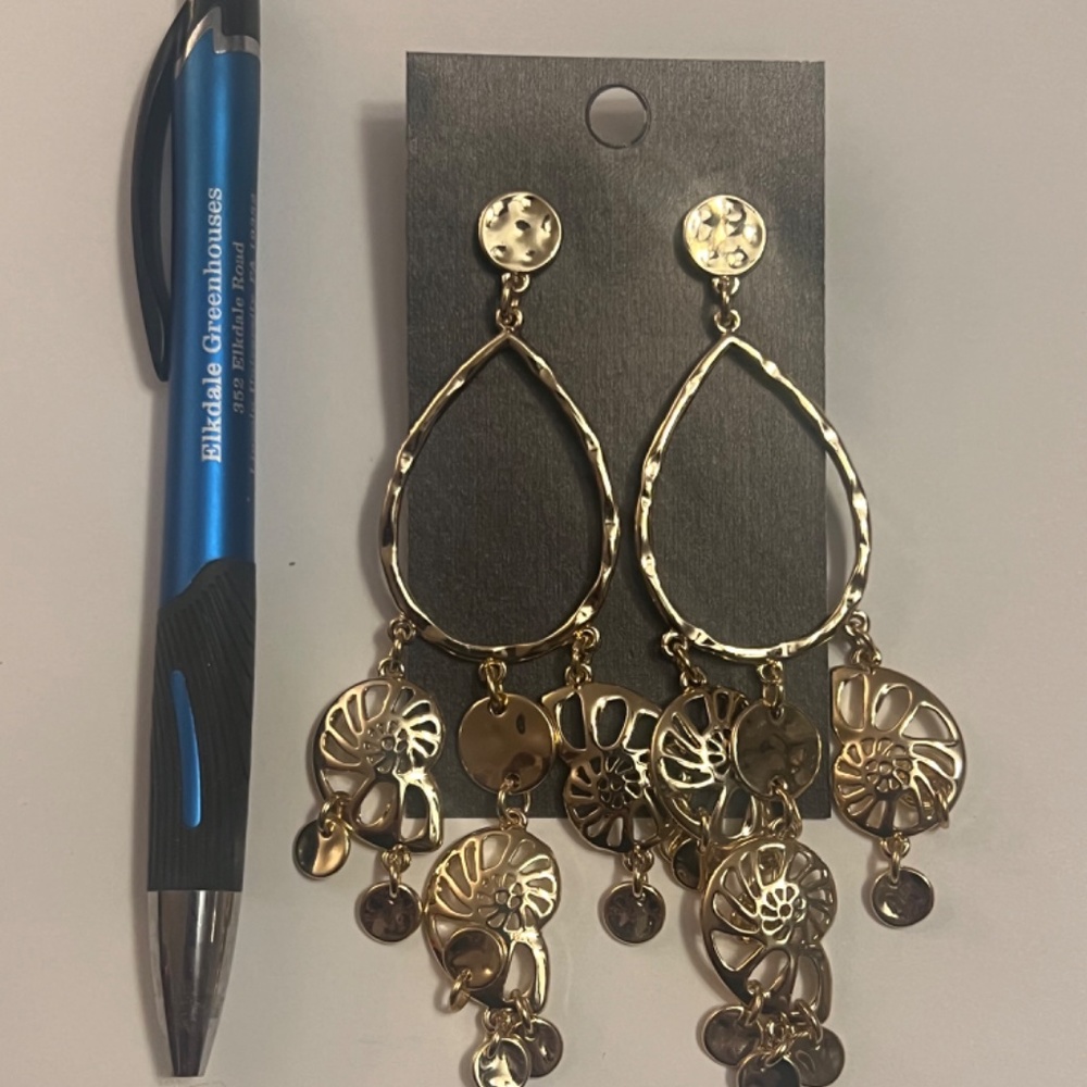 Gold statement earrings - Picture 3 of 3